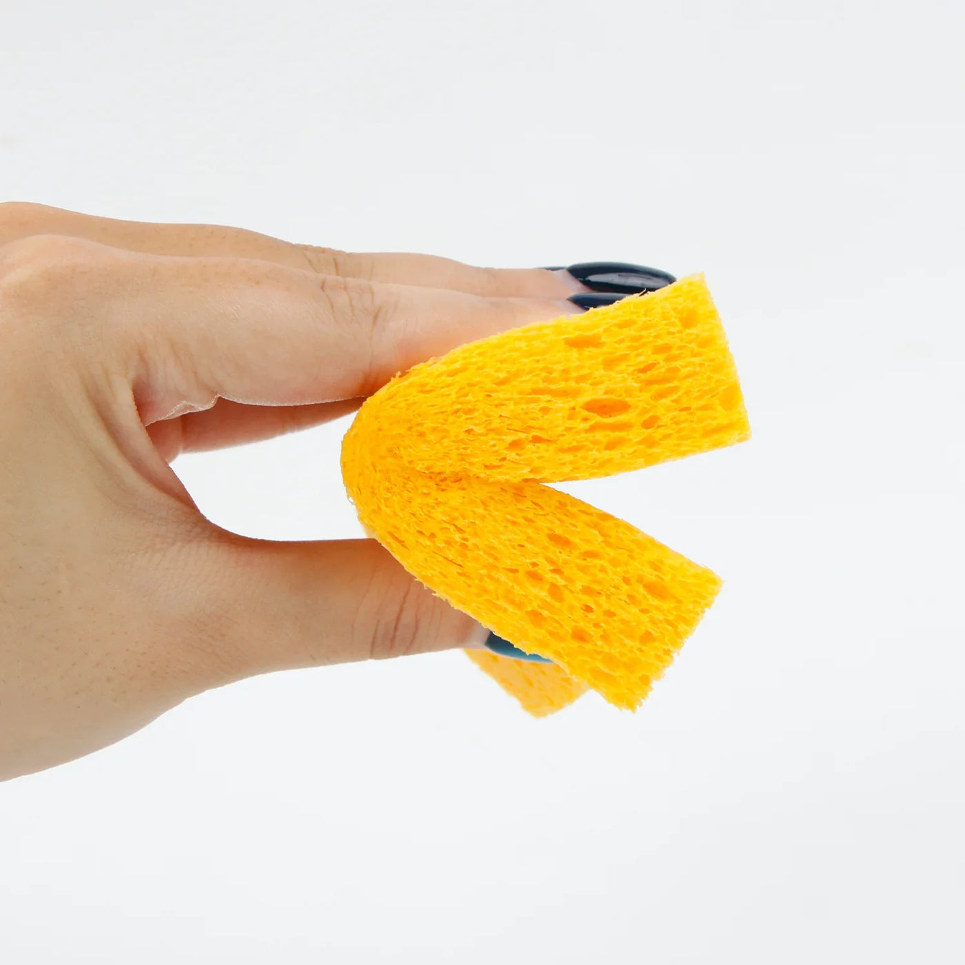 Flexibele gele EFFINOVO cellulose spons in de hand